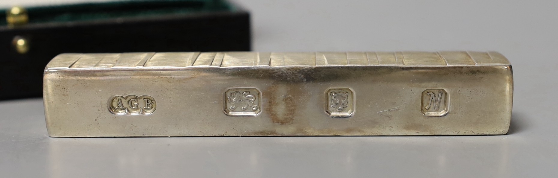 A cased modern silver rectangular presentation paper weight by Adrian Gerald Benney, London, 1987, 10cm, 251 grams, with engraved inscription, in Benney case.